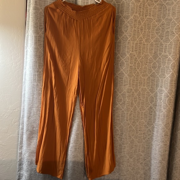 Women’s trousers in the color burnt orange can be dressed up or down - Picture 8 of 8